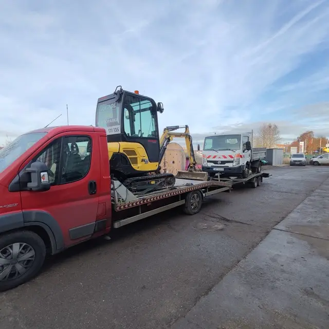 Transport auta na lawecie